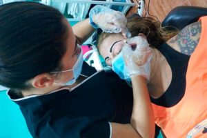 diseño-y-tinte-de-cejas-con-henna-en-estetica-mojácar